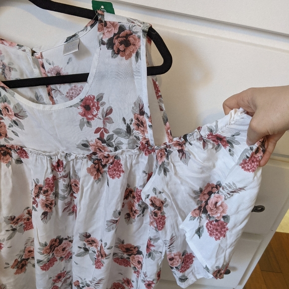 Simon's white flowery blouse - Picture 2 of 3